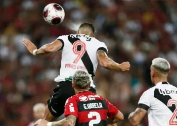 Vasco e Flamengo se enfrentam em clássico decisivo pelo Campeonato Brasileiro