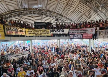 Professores da rede estadual decidem manter greve e exigem pagamento do piso salarial