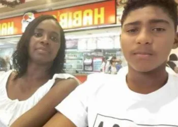 Mãe e filho encontrados mortos dentro de casa no RJ