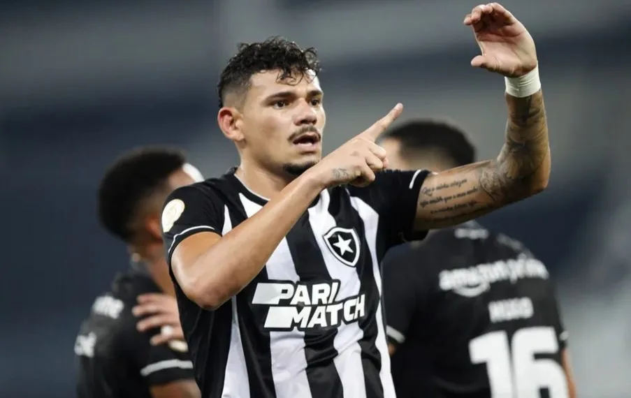 Botafogo ganha do Fortaleza com dois  gols de Tiquinho e dispara no Campeonato Brasileiro