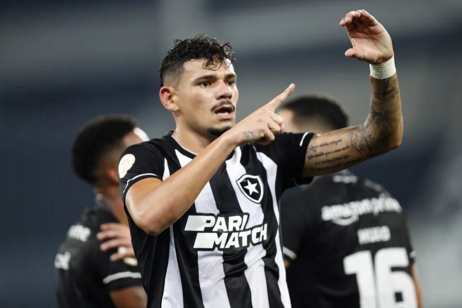 Botafogo ganha do Fortaleza com dois  gols de Tiquinho e dispara no Campeonato Brasileiro