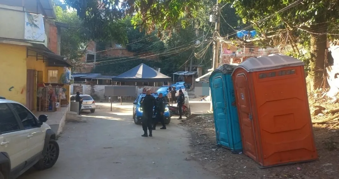 Policia acaba com festa junina da milícia no RJ