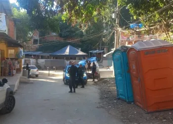 Policia acaba com festa junina da milícia no RJ