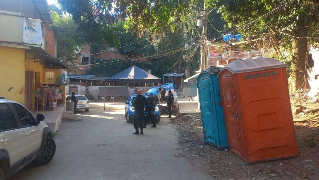 Policia acaba com festa junina da milícia no RJ