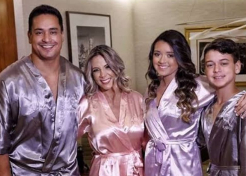 Filha de Carla Perez assume namorada e gera climão na família, diz jornalista