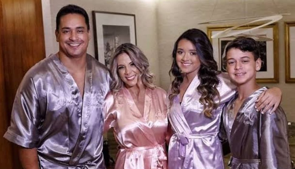 Filha de Carla Perez assume namorada e gera climão na família, diz jornalista
