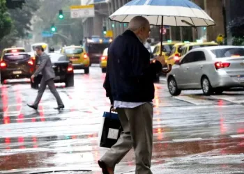 Frente fria muda tempo e provoca chuva no Rio