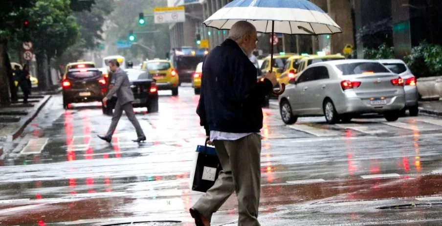 Frente fria muda tempo e provoca chuva no Rio