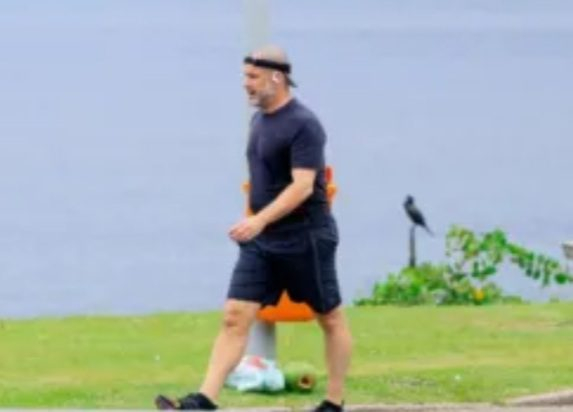 Murilo Benício surpreendeu os fãs ao surgir com a cabeça raspada, deixando a web em choque nesta terça-feira (13)