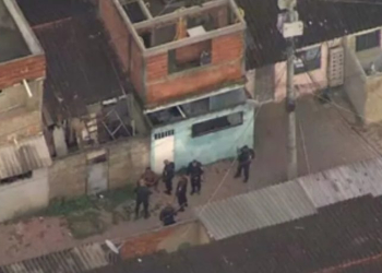 Operação policial é realizada em comunidade  Zona Oeste do Rio de Janeiro
