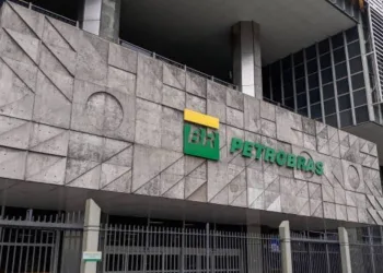 Petrobras anuncia redução no preço da gasolina vendida às distribuidoras