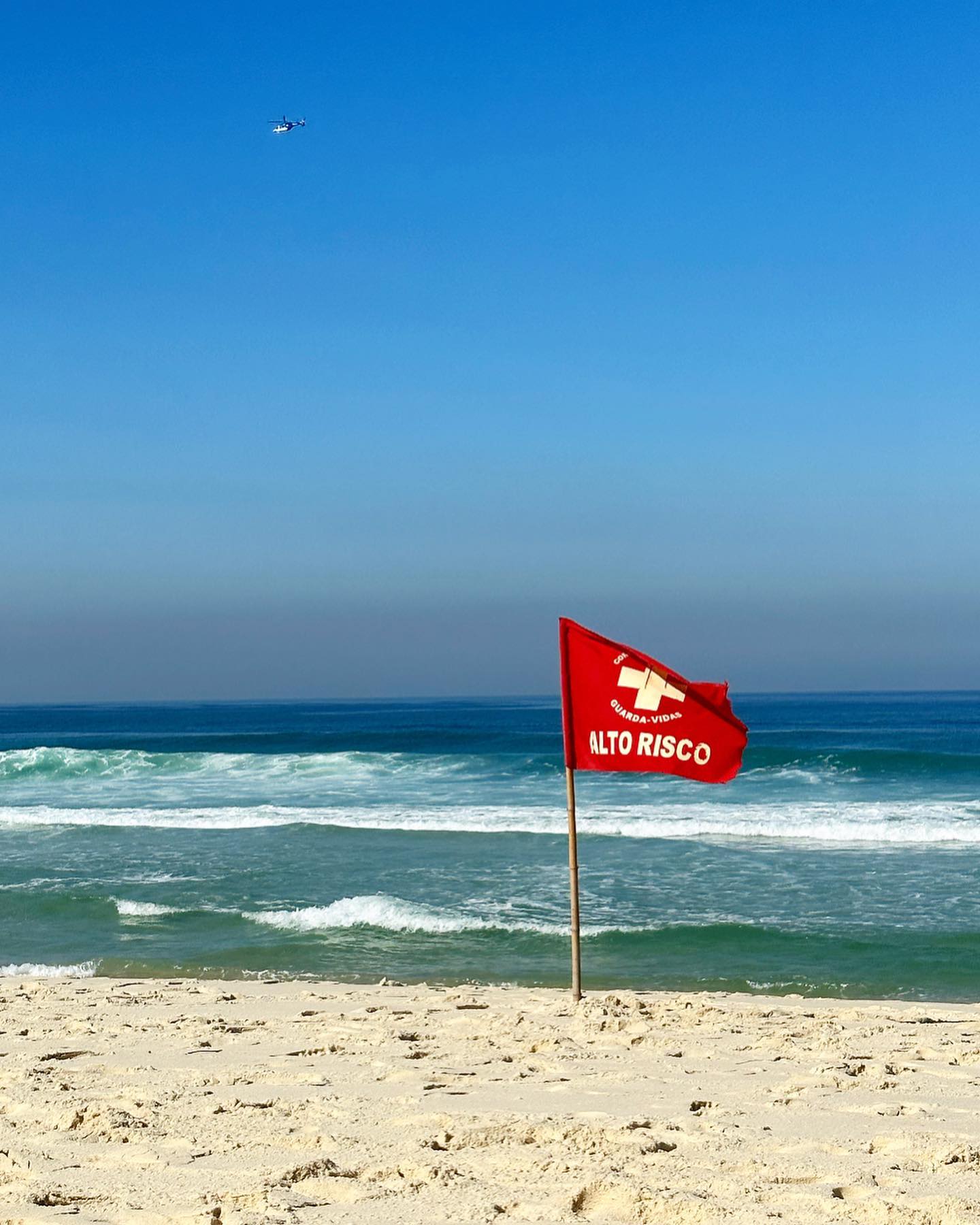 Apresentadora veterana choca a Internet ao mostrar o corpo em dia com biquíni cavadão em praia da Zona Oeste do Rio de Janeiro