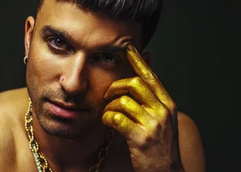 DJ britânico Michael Bibi revela diagnóstico de câncer raro após investigar zumbido no ouvido