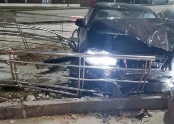 Motorista Perde Controle, Invade Corredor do BRT e Abandona Veículo