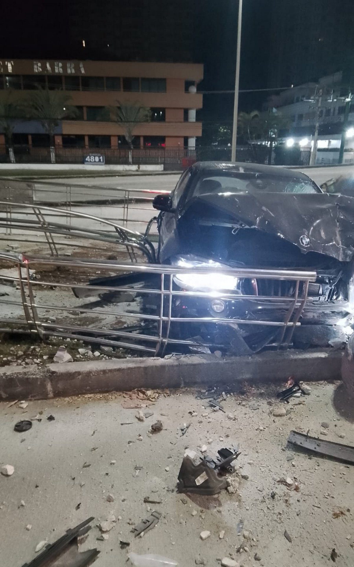 Motorista Perde Controle, Invade Corredor do BRT e Abandona Veículo