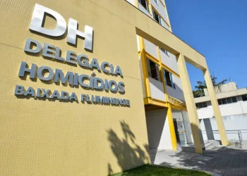 Homem encontrado morto sobre entulhos no Rio