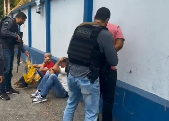 Milicianos são presos acusados de extorquir motoristas de vans na Zona Oeste