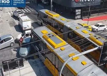 Colisão entre carro e ônibus do BRT resulta em cinco feridos na Zona Norte do Rio