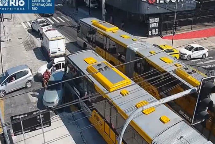 Colisão entre carro e ônibus do BRT resulta em cinco feridos na Zona Norte do Rio
