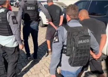 Prisão de suspeitos ligados à milícia por monitoramento de atividades policiais na Zona Oeste