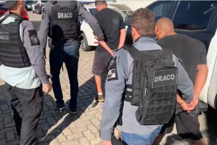 Prisão de suspeitos ligados à milícia por monitoramento de atividades policiais na Zona Oeste
