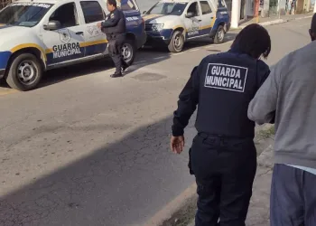 Idoso resgatado após ser deixado trancado em casa
