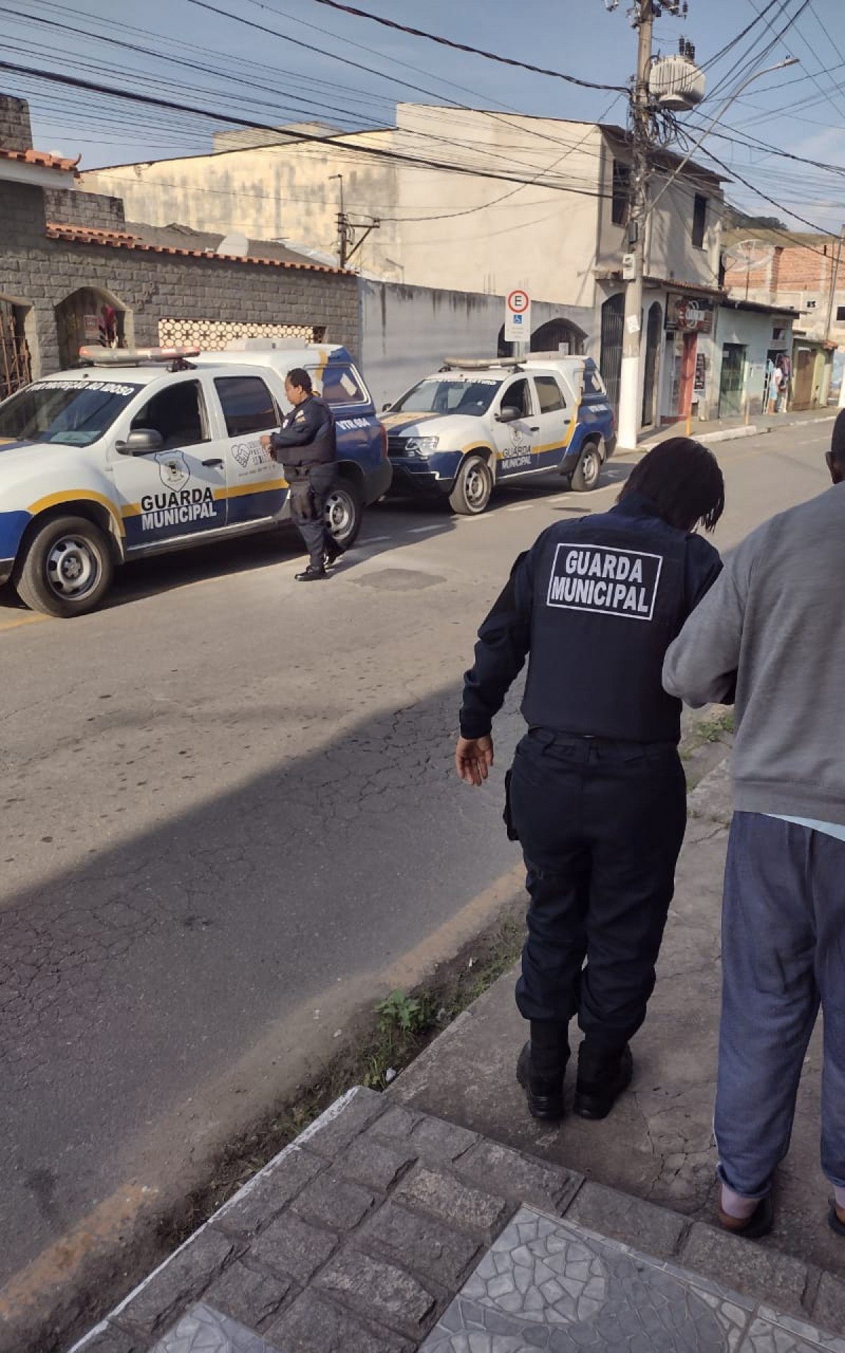 Idoso resgatado após ser deixado trancado em casa