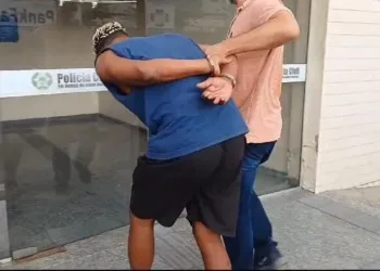 Homem é preso após quebrar prato no rosto da mulher