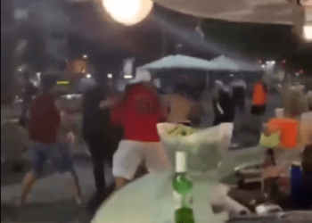 VÍDEO: Torcedores do Flamengo e Olimpia se envolvem em briga no calçadão da Praia de Copacabana