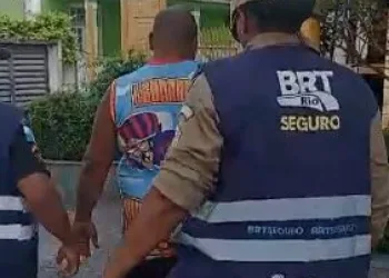 Homem é preso em flagrante transportando 18 pássaros na Zona Oeste