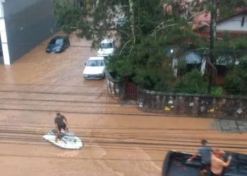 Chuva Forte em Teresópolis Provoca Desabamentos e Deixa Ruas Alagadas