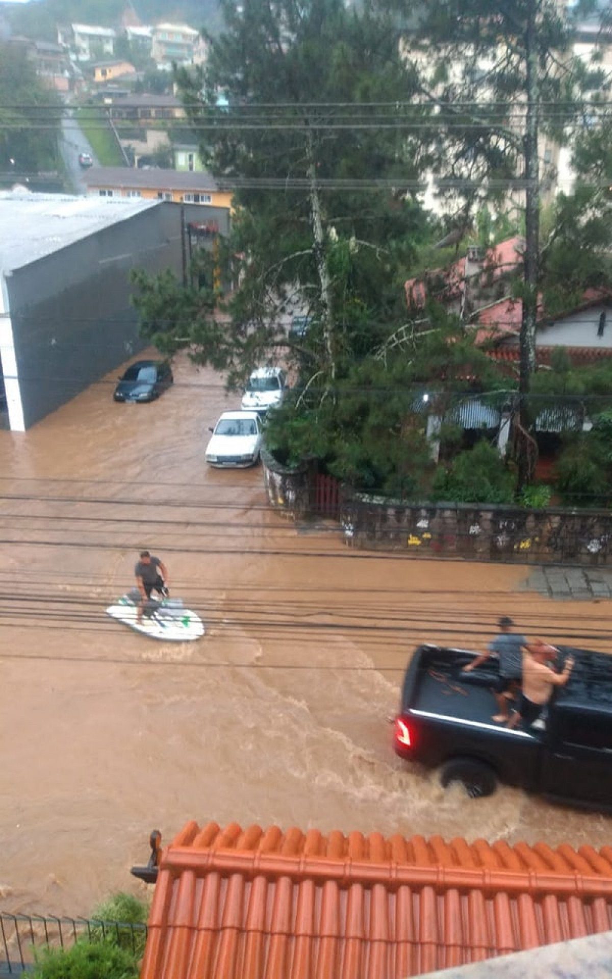 Chuva Forte em Teresópolis Provoca Desabamentos e Deixa Ruas Alagadas