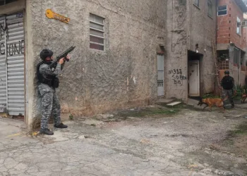 Operações Policiais em Diversas Comunidades do Rio Resultam em Prisões e Apreensões