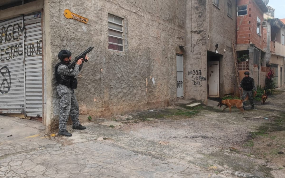 Operações Policiais em Diversas Comunidades do Rio Resultam em Prisões e Apreensões