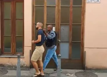 Voluntário Preso por Abusos Inconcebíveis Contra Crianças