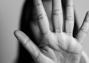 Mulher Pula do 3º Andar para Fugir de Agressões do Namorado