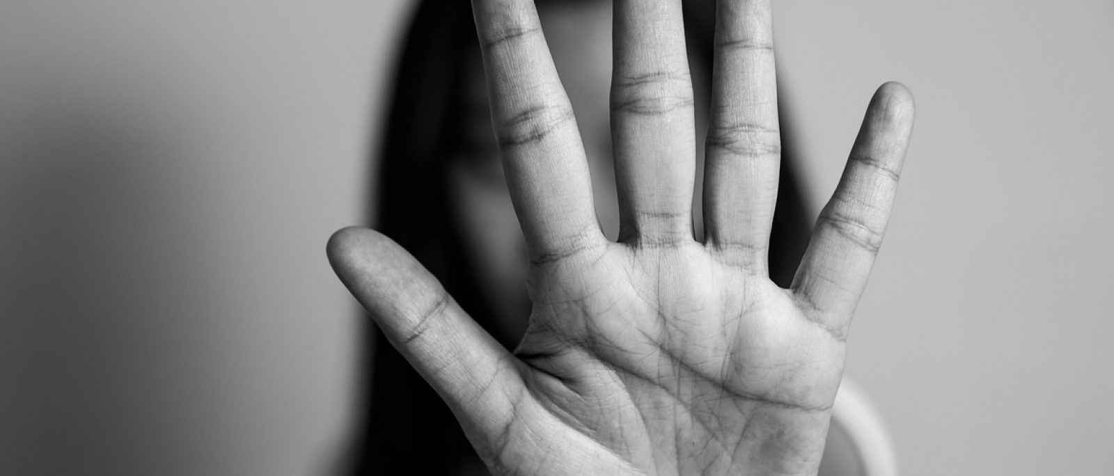 Mulher Pula do 3º Andar para Fugir de Agressões do Namorado