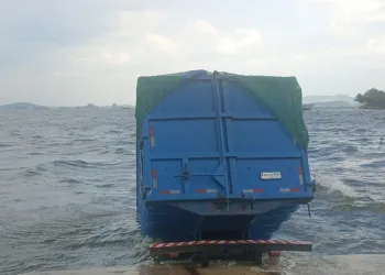 Caminhão Cai de Balsa e Mergulha nas Águas da Baía de Guanabara