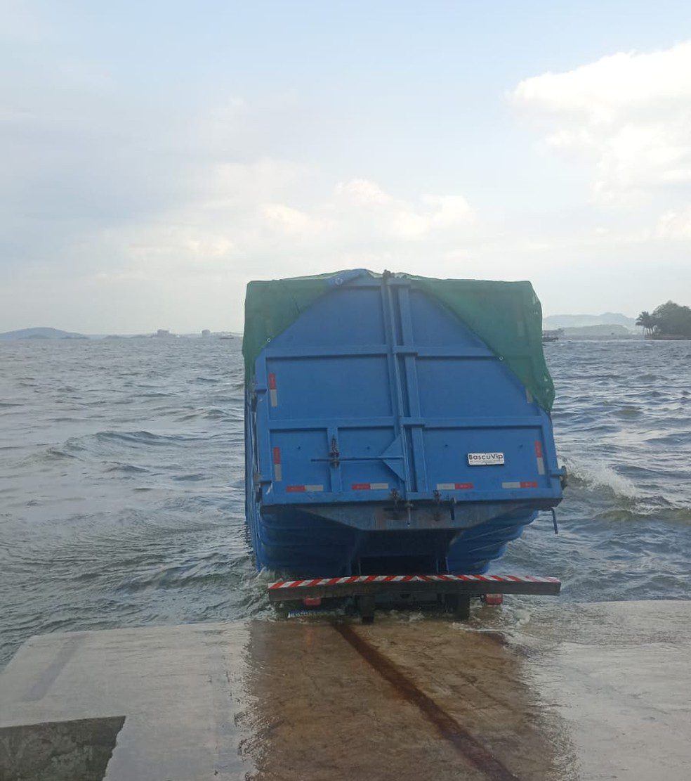 Caminhão Cai de Balsa e Mergulha nas Águas da Baía de Guanabara