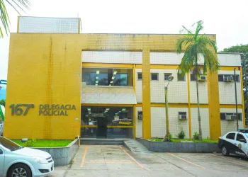Homem Preso por Esfaquear Irmão e Sobrinho Após Atraso em Obra