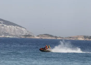 Adolescente Desaparece no Mar