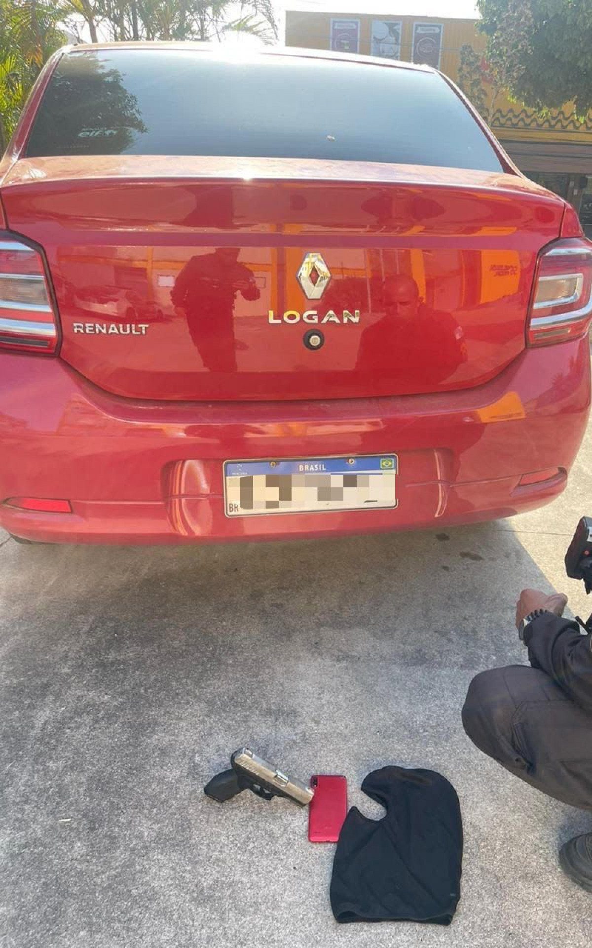 Motorista de aplicativo é resgatado em porta-malas após assalto