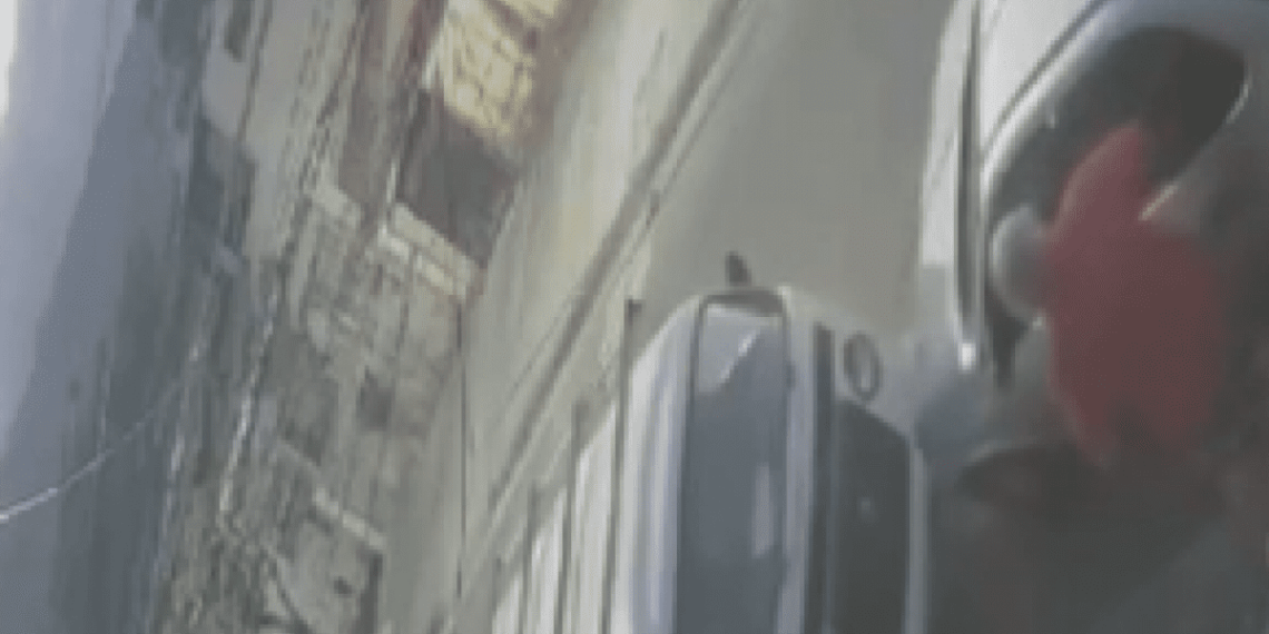 VÍDEO: Idoso é Arrastado por Ladrão Durante Roubo de Carro em Bangu