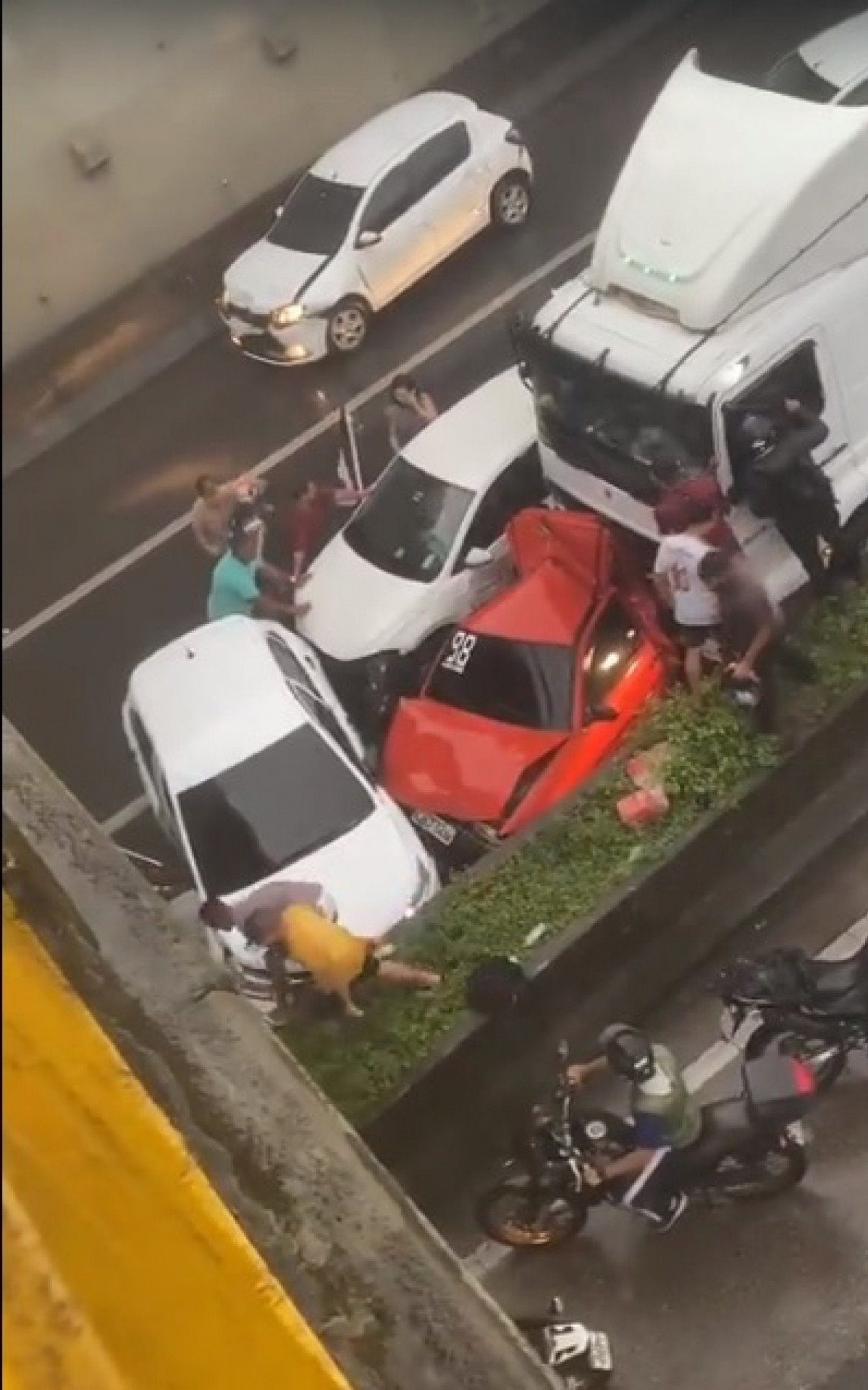 VÍDEO: Grave Acidente na Via Dutra Envolvendo Caminhão e Três Carros