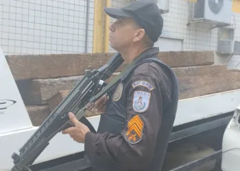 Homem é Preso com Dormentes de Madeira