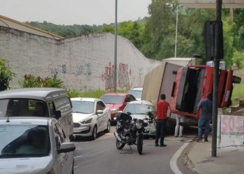 Caminhão Pega Fogo na Avenida Brasil