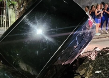 Carro Cai em Buraco de Obra Não Sinalizada
