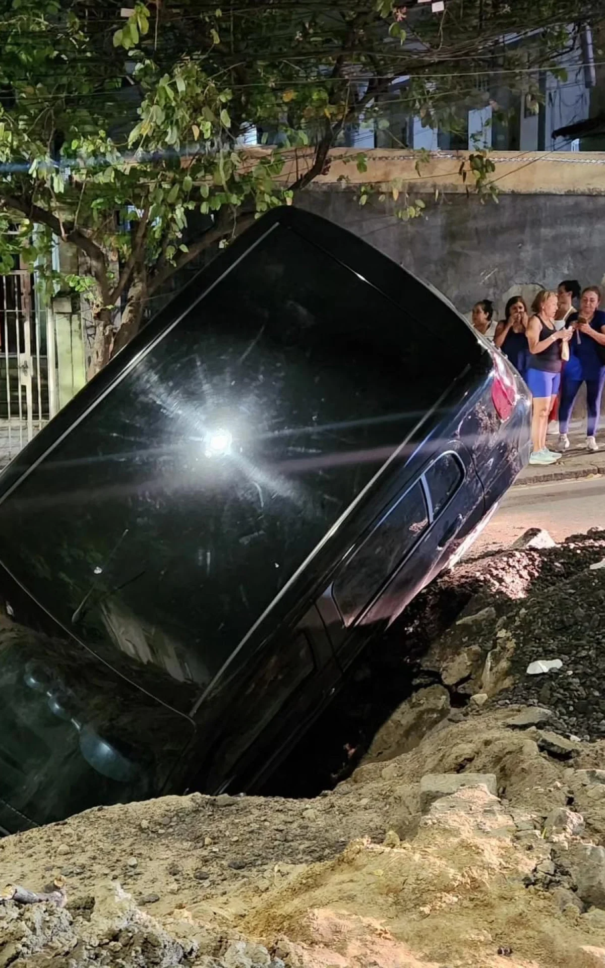 Carro Cai em Buraco de Obra Não Sinalizada