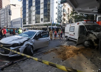 Colisão entre Ambulância e Carro Deixa Quatro Feridos