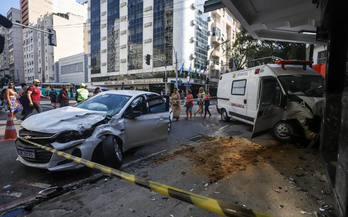 Colisão entre Ambulância e Carro Deixa Quatro Feridos